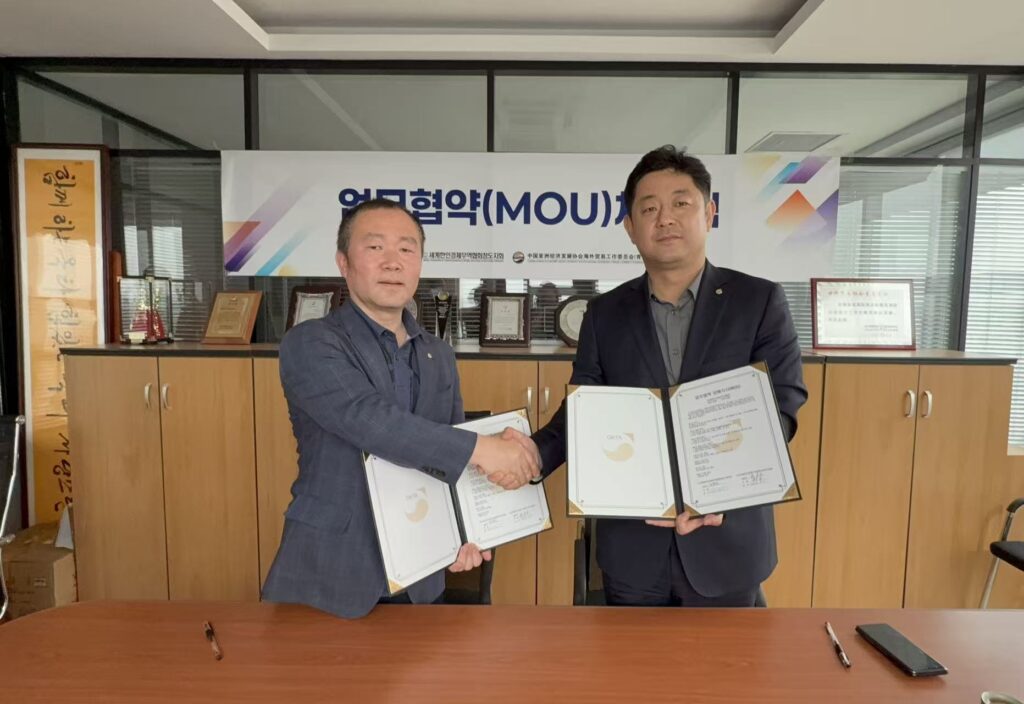 사진 1. (왼쪽부터) 권호군 월드옥타 치바지회장, 장용걸 월드옥타 청도지회장.