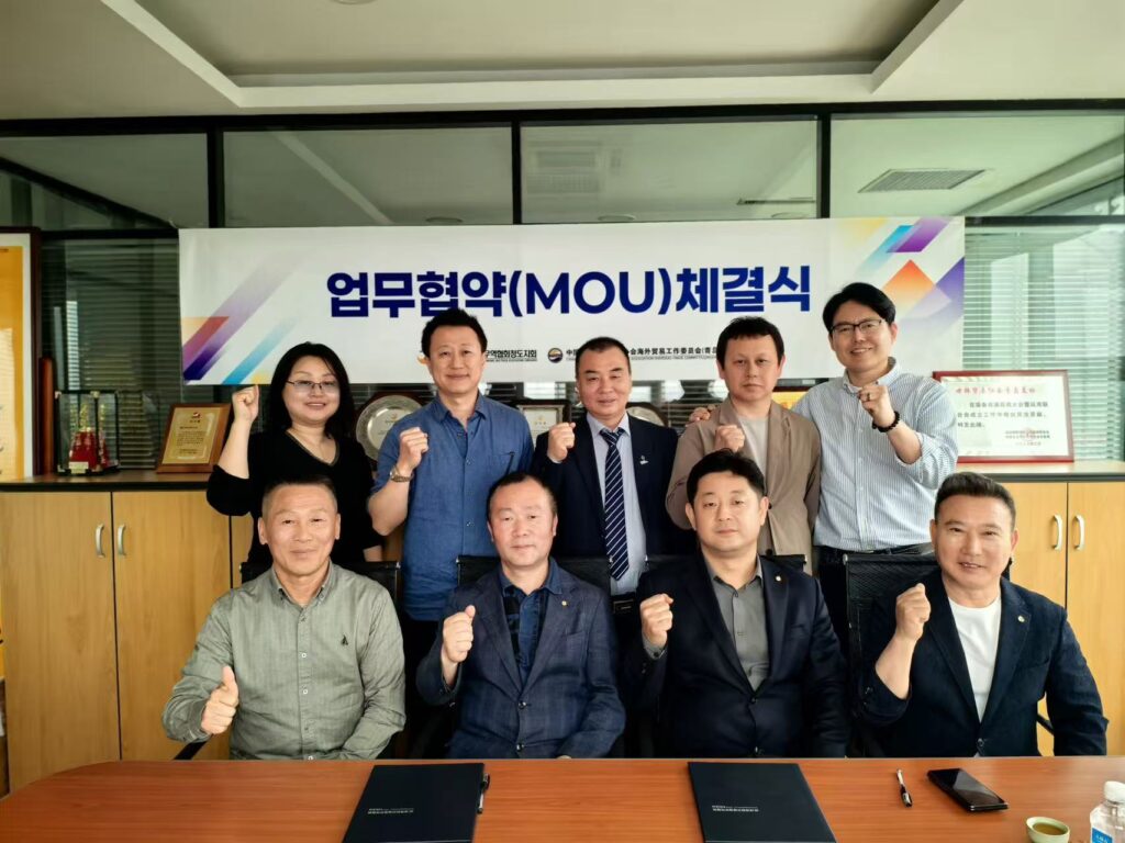 사진 2. 업무협약(MOU) 체결 직후 청도지회·치바지회 관계자들이 기념촬영.