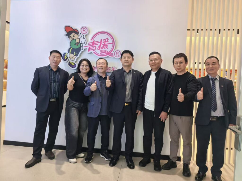 사진 4. 沂水县의 청원그룹(青援集团) 참관기념사진.